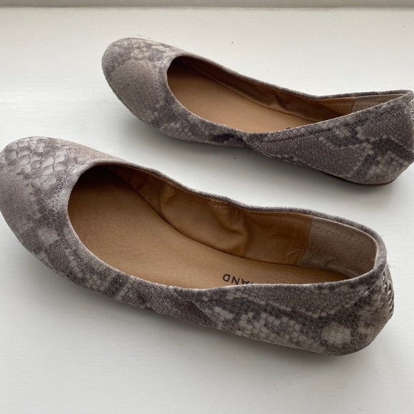 Lucky Brand Emmie Flat in Grout - Picture 8 of 9